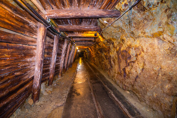 Fototapeta na wymiar 洞窟 廃坑 廃鉱 鉱山 採掘 宝探し