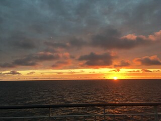 船上の朝焼け