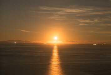 夕焼け　月と太陽までの道しるべ（Line　of　sun&moon）