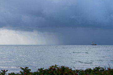 Segelschiff mit Regenwolken