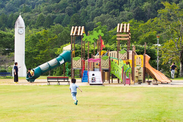 岐阜県の公園で遊具で遊ぶ日本人の幼稚園児