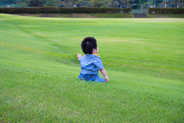 岐阜県の公園で遊ぶ日本人の赤ちゃん