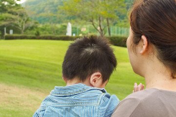 岐阜県の公園を散歩する親子