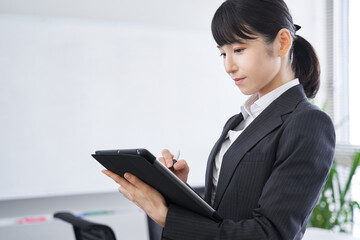 オフィスでヒアリングをする日本人女性ビジネスウーマン