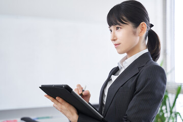オフィスでヒアリングをする日本人女性ビジネスウーマン