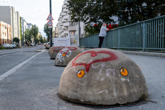 Herz - Grafitti auf Pollern der Stahlheimer Br&uuml;ck auf der Stahlheimer Strasse in Berin-Prenzlauer Berg