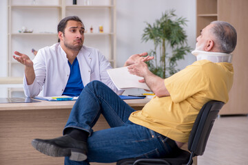 Obraz premium Old neck injured man visiting young male doctor