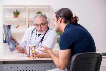 Obraz premium Male patient visiting doctor radiologist in time management conc