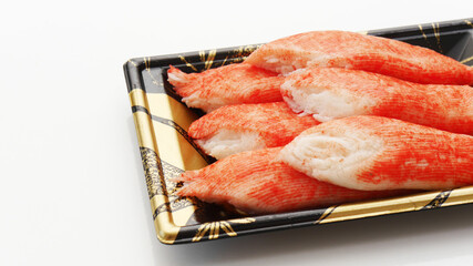 スーパーのトレーに入ったかにかまのクローズアップ