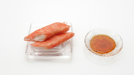 ガラスの器に盛り付けたかにかま