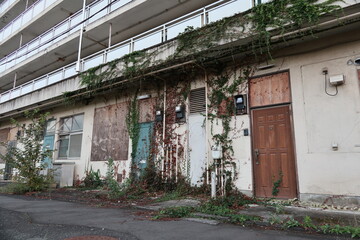 廃墟になった集合住宅　old abandoned apartment