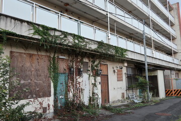 廃墟になった集合住宅　old abandoned apartment