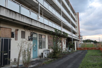 廃墟になった集合住宅　old abandoned apartment