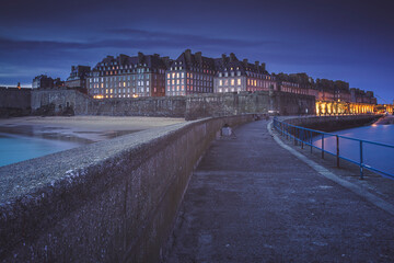Fototapeta na wymiar Saint-Malo à l'heure bleue