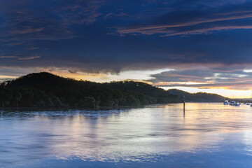 Obraz premium Clouds greet the Sunrise over the Bay