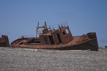 Fototapeta na wymiar old ship on the beach