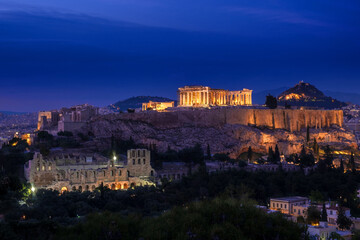 Obraz premium Iconic view of Acropolis hill in Athens, Greece at night. Delicate lights of Parthenon and Odeon theater. UNESCO world heritage.
