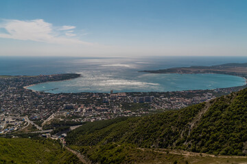 Obraz premium View of Gelendzhik Bay from the height of the Markhotsky ridge in summer.