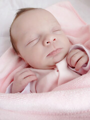 Zbliżenie kilkudniowe niemowlę. Zdrowy sen noworodka.  - obrazy, fototapety, plakaty