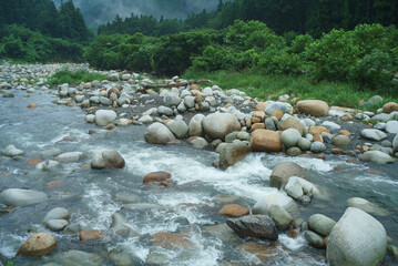 上流の川と大きな川原の石③