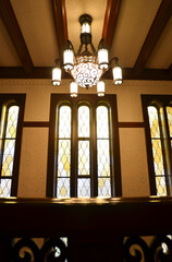 洋館のシャンデリアと大きな窓