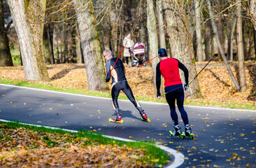 Obraz premium Two men on skier rides on the track 