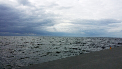 Nabrzeże portu rybackiego. Bałtyk. Polska.