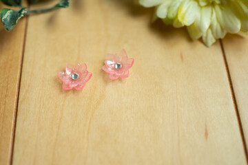 お花の形をしたハンドメイドのピアス