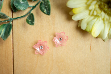お花の形をしたハンドメイドのピアス
