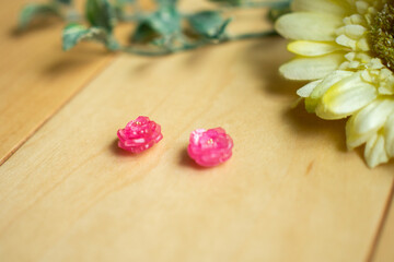 お花の形をしたハンドメイドのピアス