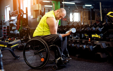 Obraz premium Disabled man training in the gym of rehabilitation center