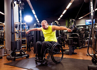 Obraz premium Disabled man training in the gym of rehabilitation center