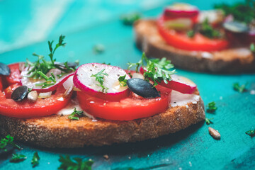 brot mit tomaten und radieschen