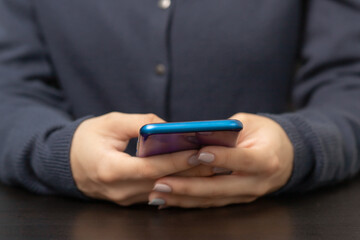 the girl makes purchases over the Internet in a mobile phone