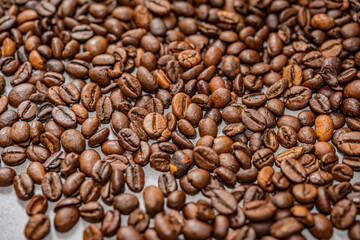 Geröstete Kaffee Bohnen Hintergund auf grauem Untergrund