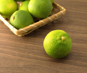 かごに盛られた新鮮カボス