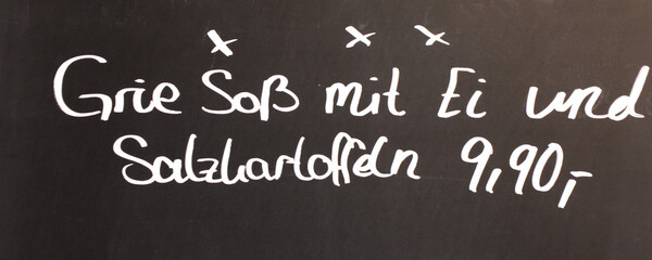 Obraz premium Kreidetafel mit hessischer Spezialität (grüne Soße)