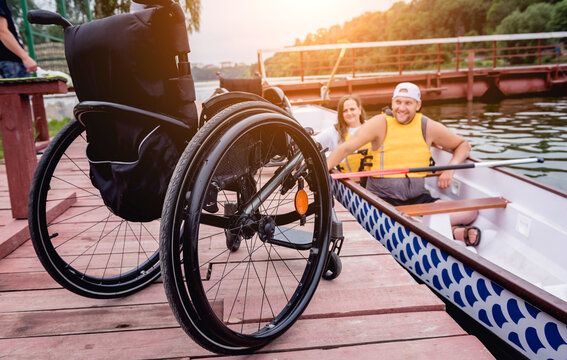 People with disabilities sail on a rowing boat.