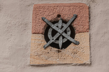 Rundes mittelalterliches Fenster mit Metallgitter