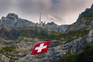 Schweizer Fahne am Felsen - Säntis