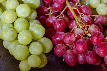 Uva rosada y uva blanca italiana fresca recién cosechada