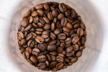容器の中のコーヒー豆