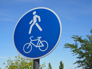 blue snowy sign on a pillar of a pedestrian and bicycle path