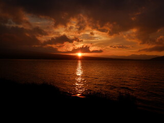 湖畔の夕陽と雲