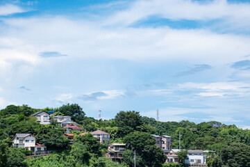 Obraz premium 青空と雲と住宅と山