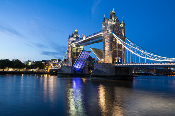 Fototapeta na wymiar tower bridge at night london uk europe
