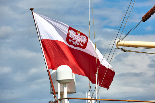Polnische Fahne am Heck eines Segelschiffs