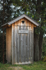 `Schei&szlig;h&auml;usl&acute; mit Herzchenfenster im Wald