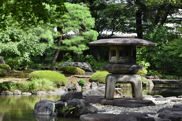 Fototapeta na wymiar 巨大な石灯籠と池のある日本庭園の風景（旧古河庭園）