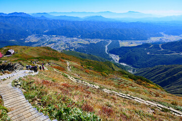 中部山岳国立公園、八方尾根より白馬村を望む。白馬、長野、日本。10月上旬。